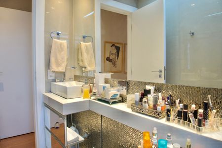 Apartamento à venda com 120m², 4 quartos e 2 vagas Apartamento à venda com 120m², 4 quartos e 2 vagasSuíte - Banheiro