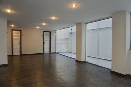 Apartamento à venda com 120m², 4 quartos e 2 vagas Apartamento à venda com 120m², 4 quartos e 2 vagasÁrea Comum - Salão de Festas
