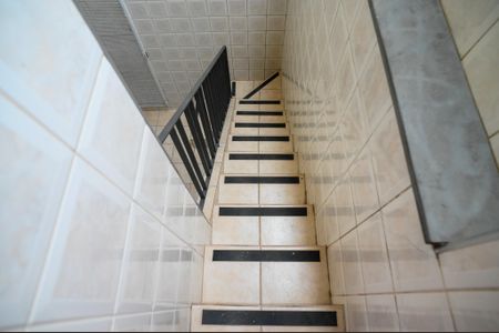 Casa à venda com 150m², 2 quartos e 2 vagas Casa à venda com 150m², 2 quartos e 2 vagasEscada