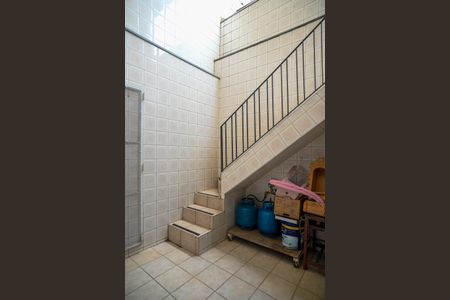 Casa à venda com 150m², 2 quartos e 2 vagas Casa à venda com 150m², 2 quartos e 2 vagasEscada