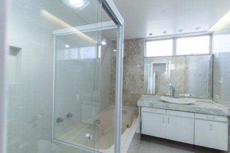 Apartamento para alugar com 377m², 4 quartos e 3 vagasBanheiro da Suite 1