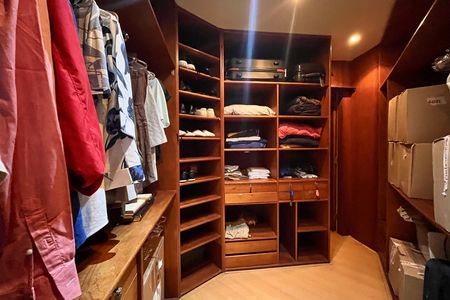 Apartamento à venda com 90m², 1 quarto e 2 vagas Apartamento à venda com 90m², 1 quarto e 2 vagasCloset da suíte