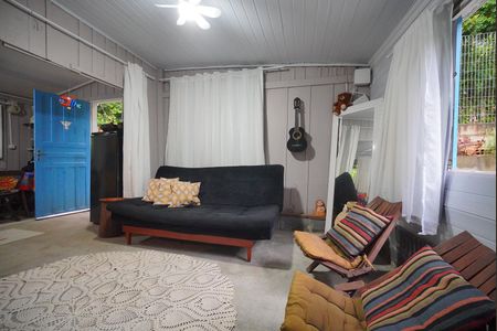 Sala de casa para alugar com 1 quarto, 61m² em Canto da Lagoa, Florianópolis