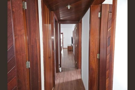 Apartamento à venda com 216m², 4 quartos e 3 vagasCorredor íntimo