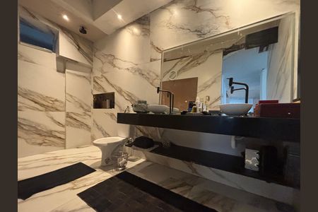 Apartamento à venda com 157m², 4 quartos e 1 vaga Apartamento à venda com 157m², 4 quartos e 1 vagaBanheiro social