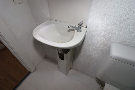 Banheiro  de apartamento à venda com 2 quartos, 40m² em Sarandi, Porto Alegre