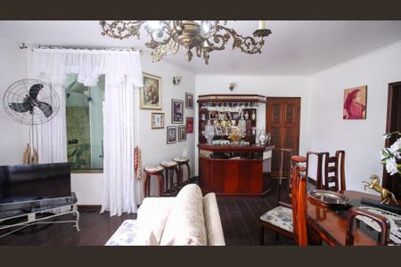 Casa para alugar com 3 quartos, 200m² em Jardim Avelino, São Paulo