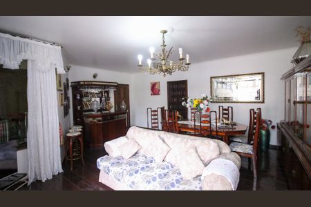 Casa para alugar com 3 quartos, 200m² em Jardim Avelino, São Paulo