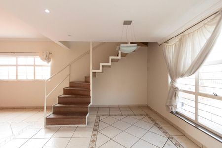 Casa para alugar com 330m², 4 quartos e 4 vagas Casa para alugar com 330m², 4 quartos e 4 vagasSala