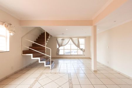 Casa para alugar com 330m², 4 quartos e 4 vagas Casa para alugar com 330m², 4 quartos e 4 vagasSala