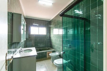 Casa para alugar com 330m², 4 quartos e 4 vagas Casa para alugar com 330m², 4 quartos e 4 vagasBanheiro Suíte