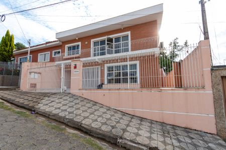 Casa para alugar com 330m², 4 quartos e 4 vagas Casa para alugar com 330m², 4 quartos e 4 vagasFachada