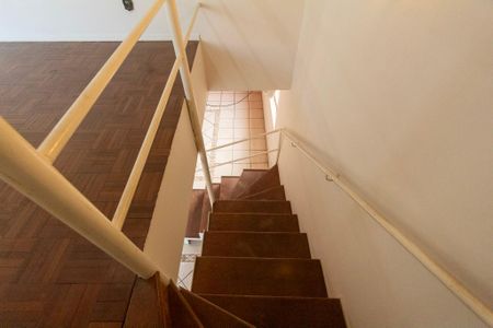 Casa para alugar com 330m², 4 quartos e 4 vagas Casa para alugar com 330m², 4 quartos e 4 vagasEscada