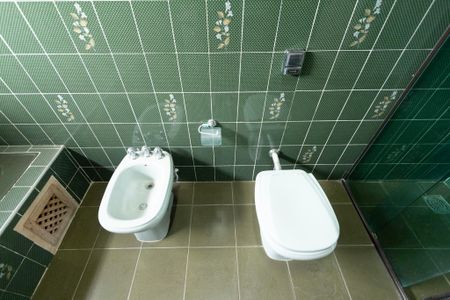 Casa para alugar com 330m², 4 quartos e 4 vagas Casa para alugar com 330m², 4 quartos e 4 vagasBanheiro Suíte