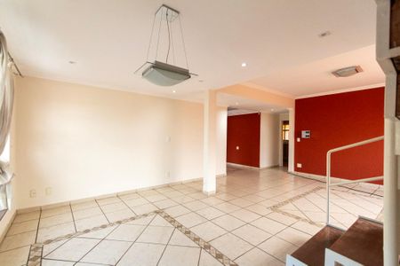 Casa para alugar com 330m², 4 quartos e 4 vagas Casa para alugar com 330m², 4 quartos e 4 vagasSala