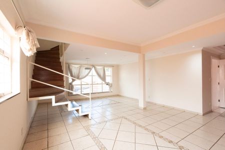 Casa para alugar com 330m², 4 quartos e 4 vagas Casa para alugar com 330m², 4 quartos e 4 vagasSala