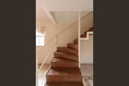 Casa para alugar com 330m², 4 quartos e 4 vagas Casa para alugar com 330m², 4 quartos e 4 vagasEscada
