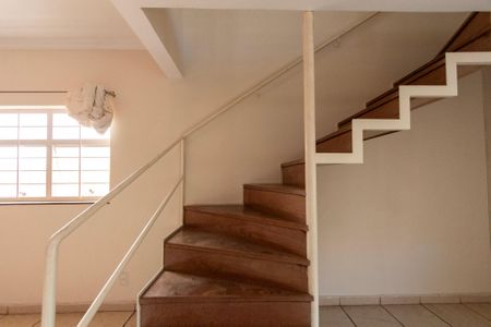 Casa para alugar com 330m², 4 quartos e 4 vagas Casa para alugar com 330m², 4 quartos e 4 vagasEscada