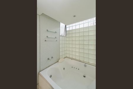 Casa à venda com 497m², 4 quartos e 4 vagasBanheiro Suíte 3