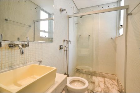 Casa à venda com 497m², 4 quartos e 4 vagasBanheiro Suíte 2