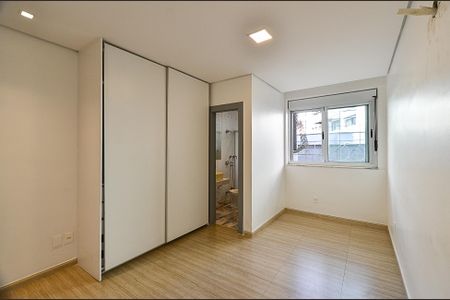 Casa à venda com 497m², 4 quartos e 4 vagasSuíte 2