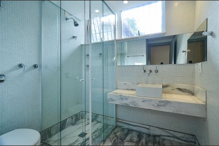 Casa à venda com 497m², 4 quartos e 4 vagasBanheiro Social