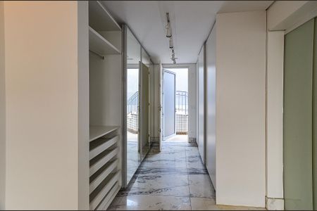 Casa à venda com 497m², 4 quartos e 4 vagasCloset Suíte 3