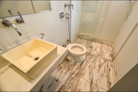 Casa à venda com 497m², 4 quartos e 4 vagasBanheiro Suíte 2