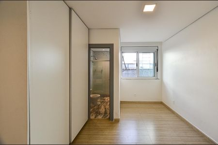 Casa à venda com 497m², 4 quartos e 4 vagasSuíte 2