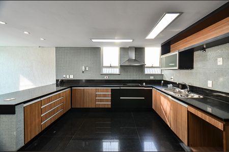 Casa à venda com 497m², 4 quartos e 4 vagasCozinha