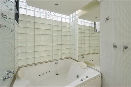 Casa à venda com 497m², 4 quartos e 4 vagasBanheiro Suíte 3