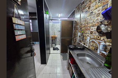 Cozinha de kitnet/studio para alugar com 1 quarto, 18m² em Cidade Ocian, Praia Grande