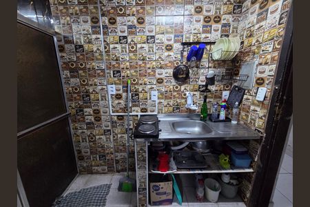 Cozinha de kitnet/studio para alugar com 1 quarto, 18m² em Cidade Ocian, Praia Grande
