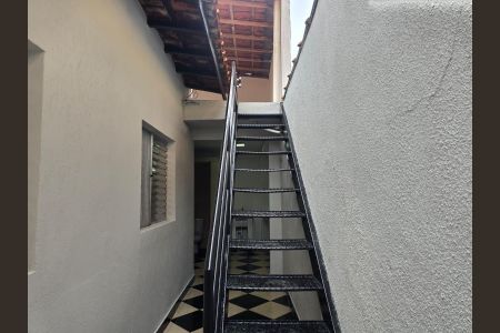 Casa para alugar com 150m², 2 quartos e 2 vagasEscada de acesso a churrasqueira 
