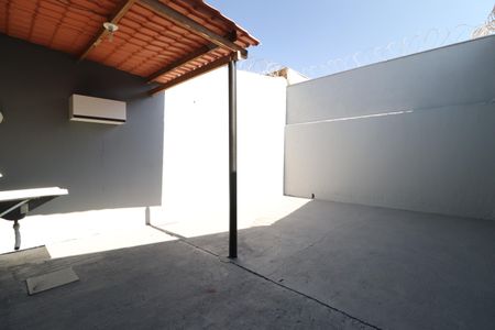 Casa para alugar com 57m², 2 quartos e 1 vagaÁrea de Serviço