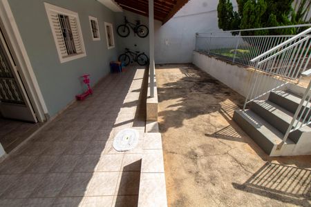 Casa à venda com 292m², 2 quartos e 10 vagasÁREA EXTERNA FRENTE