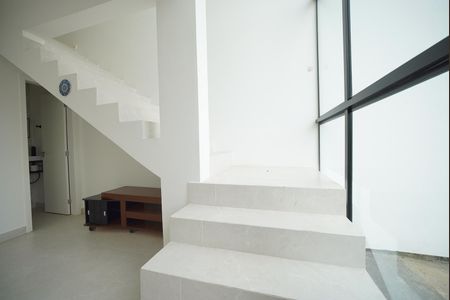 Casa para alugar com 79m², 2 quartos e 3 vagasEscada para dormitórios 