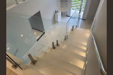 Casa de condomínio para alugar com 600m², 5 quartos e 6 vagas Casa de condomínio para alugar com 600m², 5 quartos e 6 vagasEscada