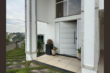 Casa de condomínio para alugar com 600m², 5 quartos e 6 vagas Casa de condomínio para alugar com 600m², 5 quartos e 6 vagasFachada