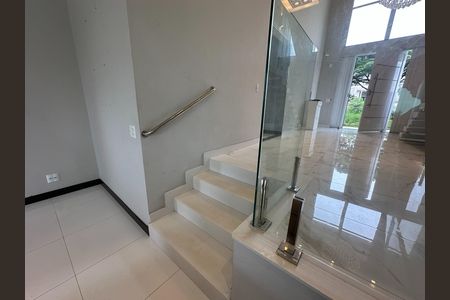 Casa de condomínio para alugar com 600m², 5 quartos e 6 vagas Casa de condomínio para alugar com 600m², 5 quartos e 6 vagasEscada