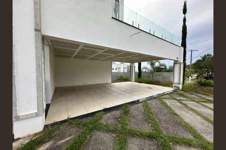Casa de condomínio para alugar com 600m², 5 quartos e 6 vagas Casa de condomínio para alugar com 600m², 5 quartos e 6 vagasFachada