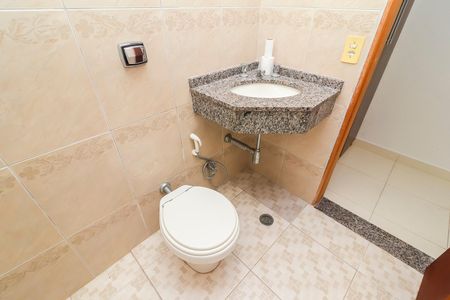Casa à venda com 195m², 3 quartos e 2 vagas Casa à venda com 195m², 3 quartos e 2 vagasEdícula - Banheiro