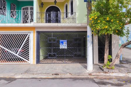 Casa à venda com 195m², 3 quartos e 2 vagas Casa à venda com 195m², 3 quartos e 2 vagasFachada
