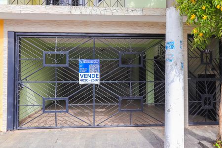 Casa à venda com 195m², 3 quartos e 2 vagas Casa à venda com 195m², 3 quartos e 2 vagasFachada