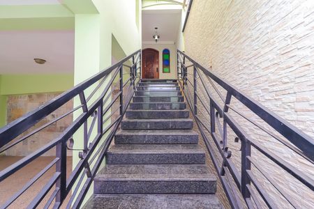 Casa à venda com 195m², 3 quartos e 2 vagas Casa à venda com 195m², 3 quartos e 2 vagasEscada de Entrada
