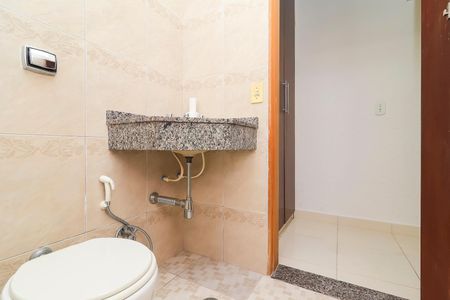Casa à venda com 195m², 3 quartos e 2 vagas Casa à venda com 195m², 3 quartos e 2 vagasEdícula - Banheiro