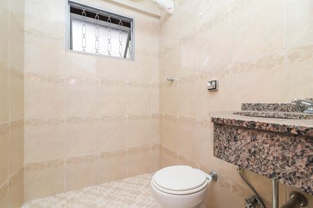 Casa à venda com 195m², 3 quartos e 2 vagas Casa à venda com 195m², 3 quartos e 2 vagasEdícula - Banheiro