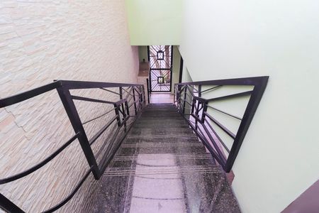 Casa à venda com 195m², 3 quartos e 2 vagas Casa à venda com 195m², 3 quartos e 2 vagasEscada de Entrada