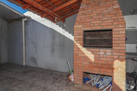 Casa à venda com 100m², 2 quartos e 2 vagasFundos
