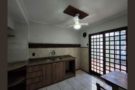 Cozinha  de casa à venda com 3 quartos, 230m² em Teresópolis, Porto Alegre